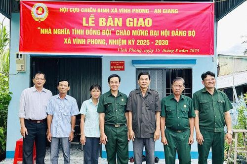 Hội Cựu chiến binh xã Vĩnh Phong bàn giao nhà Nghĩa tình đồng đội