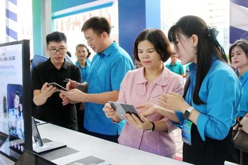 Phó Bí thư Tỉnh ủy Nguyễn Hương Giang tham quan triển lãm 'Hành trình sáng tạo - Khát vọng vươn mình'