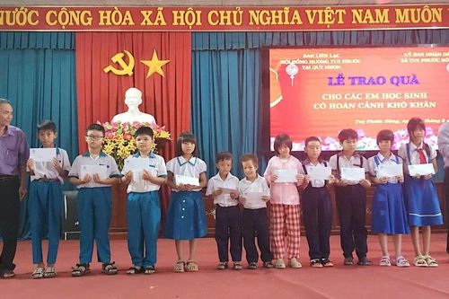 Tặng 72 suất quà cho học sinh khó khăn xã Tuy Phước Đông