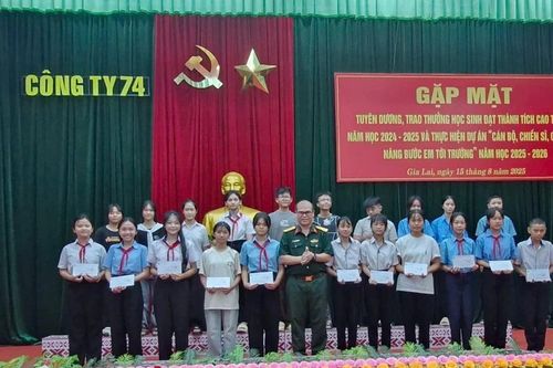 Công ty 74 trao kinh phí thực hiện Dự án 'Cán bộ, chiến sĩ nâng bước em tới trường'