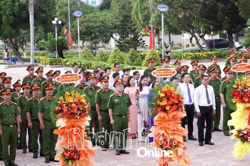 Phường Cam Ranh dâng hương, dâng hoa kỷ niệm 80 năm Ngày truyền thống Công an nhân dân