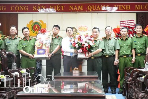 Bí thư Tỉnh ủy Nghiêm Xuân Thành thăm, chúc mừng các đơn vị công an