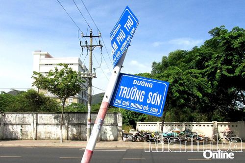 Trụ biển báo và biển tên đường bị nghiêng, bẻ gập