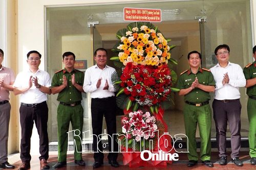 Lãnh đạo phường Cam Ranh thăm, tặng quà các đơn vị công an