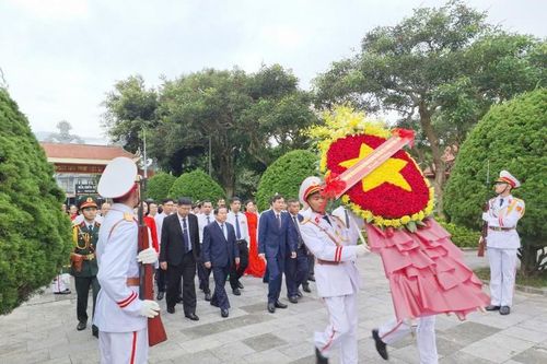 Đoàn Đại biểu dự Đại hội Đại biểu Đảng bộ Ủy ban Nhân dân tỉnh viếng Nghĩa trang liệt sĩ tỉnh