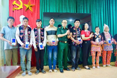 Tặng điện thoại, quà cho hộ nghèo