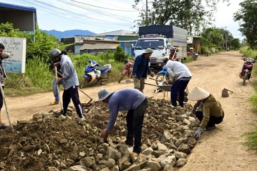 Người dân Lâm Đồng góp đá sửa đường