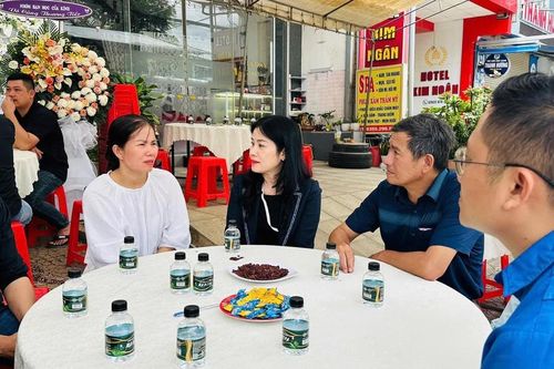 Thăm, động viên gia đình hai học sinh tử vong do sập bờ taluy