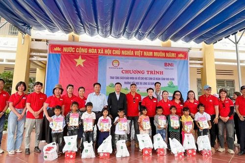Trao hơn 3.400 bộ sách, vở cho học sinh vùng sâu Đam Rông