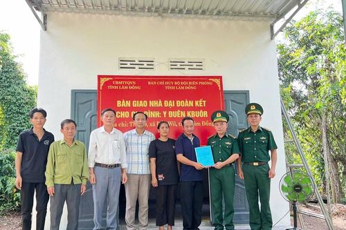 Bộ đội Biên phòng Lâm Đồng bàn giao 20 căn nhà Đại đoàn kết