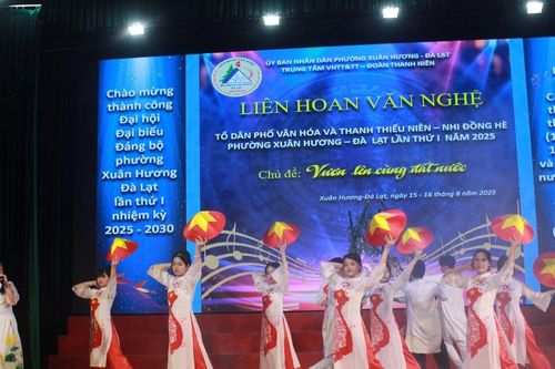 Liên hoan nghệ thuật quần chúng 'Vươn lên cùng đất nước'