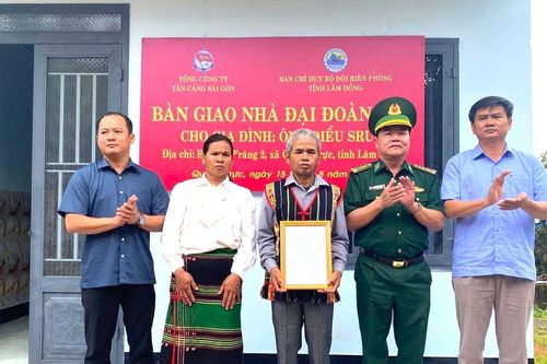 Bàn giao nhà 'Đại đoàn kết' hộ dân khó khăn tại xã biên giới Lâm Đồng