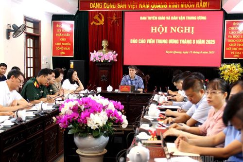 Hội nghị báo cáo viên Trung ương tháng 8