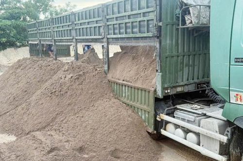 Cát đêm vào bãi tập kết 'lậu'