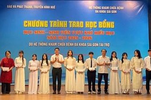 Phối hợp trao 75 suất học bổng cho học sinh, sinh viên