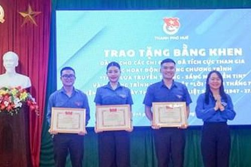 Khen thưởng Chi đoàn Báo và Phát thanh, Truyền hình Huế trong hoạt động tri ân Mẹ Việt Nam Anh hùng