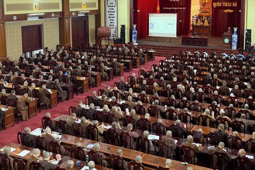 Tăng Ni sinh Học viện Phật giáo VN tại Hà Nội nghe phổ biến về an toàn giao thông