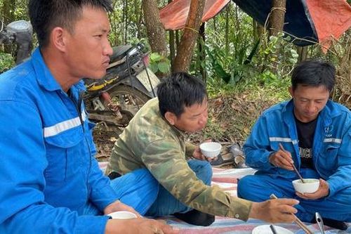 Ăn trên núi, ngủ lại công trường chạy đua tiến độ dự án 500 kV Lào Cai - Vĩnh Yên