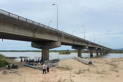 Một công nhân sửa chữa cầu Đà Rằng bơi vào bờ bị nước cuốn mất tích