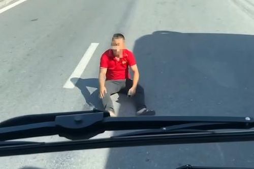 Người đàn ông ngang nhiên ngồi giữa QL1A Đà Nẵng chặn đường xe khách