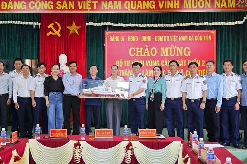 Cảnh sát biển Việt Nam đến với đồng bào dân tộc Pacô, Vân Kiều