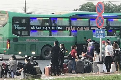 Bài 1: Ngang nhiên 'gom' khách ngay tại nơi có biển cấm