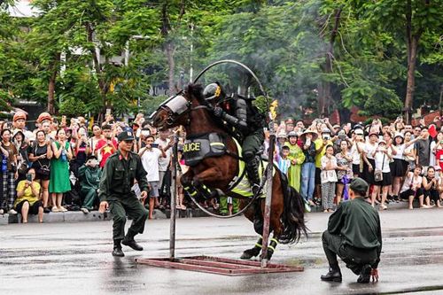 Người dân Hải Phòng mãn nhãn với màn biểu diễn của kỵ binh CAND