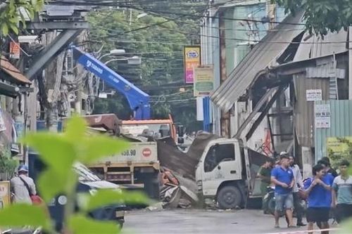 Hiện trường ngổn ngang sau vụ nổ lò ép kính lúc rạng sáng