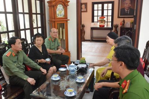 Thứ trưởng Lê Quốc Hùng tri ân gia đình các đồng chí cố lãnh đạo Bộ Công an