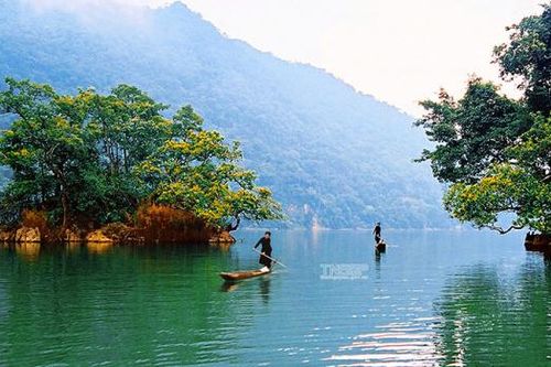 Khi hai mặt nước soi chung bầu trời