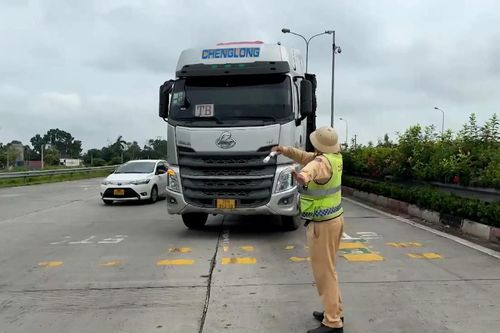 Ngày đầu cấm xe tải chạy sát dải phân cách