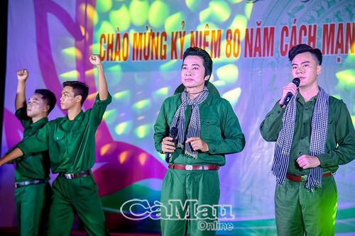 Oai hùng mùa Thu lịch sử
