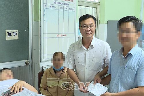 Thăm hỏi nạn nhân bị thương trong sự cố bật gốc cây xanh