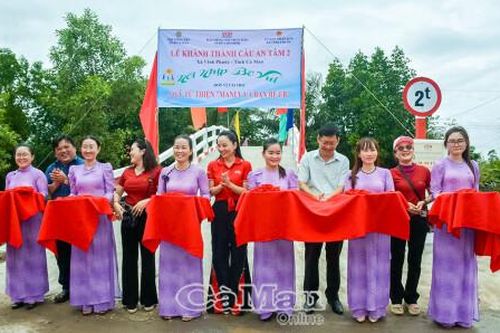 Khánh thành cầu nông thôn và bàn giao nhà 'Mái ấm nông dân'