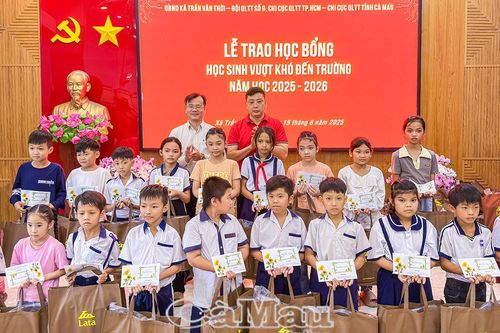 Trao 160 suất học bổng cho học sinh khó khăn xã Trần Văn Thời