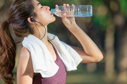 Uống nước cũng có nguy cơ hại thận? Bác sĩ cảnh báo những thói quen tưởng vô hại và sự thật khiến nhiều người giật mình khi biết lý do