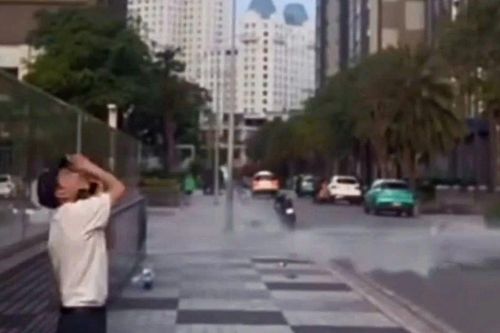 Clip: Thót tim khoảnh khắc nam thanh niên ném liền 3 bình nước 20 lít từ chung cư xuống đất