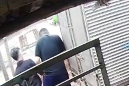 Mâu thuẫn trong khi giao đá lạnh, nam thành niên bị đe dọa 'chôn sống'