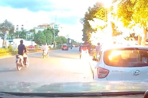 Hãi hùng khoảnh khắc điện giật phóng tia lửa dữ dội khiến 2 công nhân nguy kịch