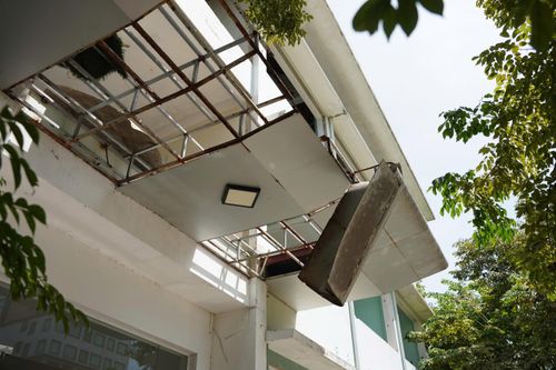 Cảnh đổ nát, hoang tàn đến khó tin trong tòa nhà công sản ở TP Huế