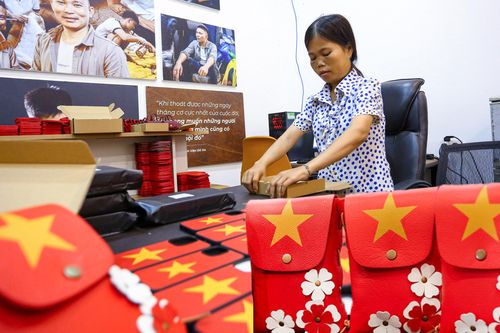 Độc đáo túi xách, ốp điện thoại hình cờ Tổ quốc của những người thợ khuyết tật