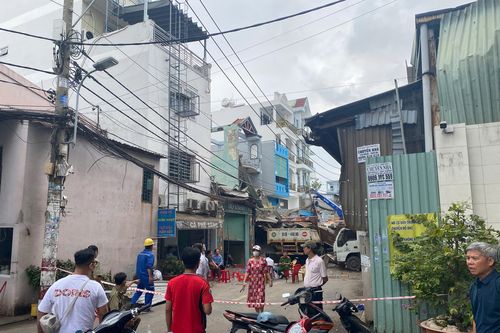 Nổ lớn tại công ty kính ở TP.HCM, nhiều nhà dân bị xé toạc