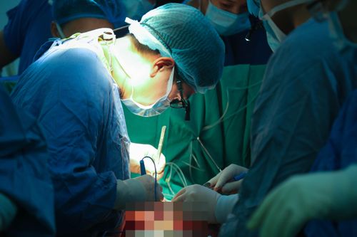 40 bác sĩ, 7 giờ mổ và quyết định táo bạo cứu người suy tim-phổi giai đoạn cuối