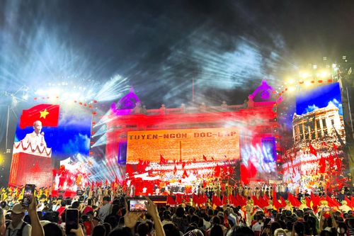 Mãn nhãn 3D mapping khổng lồ kết hợp pháo hoa rực sáng lung linh ở Hà Nội