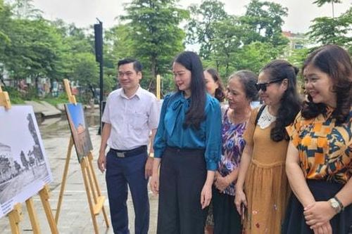 Phường Ba Đình tổ chức triển lãm 'Gìn giữ truyền thống, vươn tới tương lai'