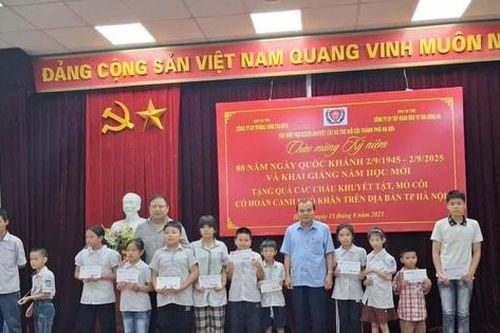 Tặng quà người khuyết tật, trẻ mồ côi có hoàn cảnh khó khăn