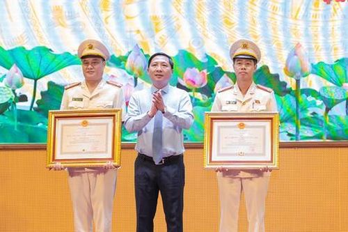 Công an xã Quang Minh phát hiện, xử lý gần 6 tấn xương lợn hết hạn sử dụng
