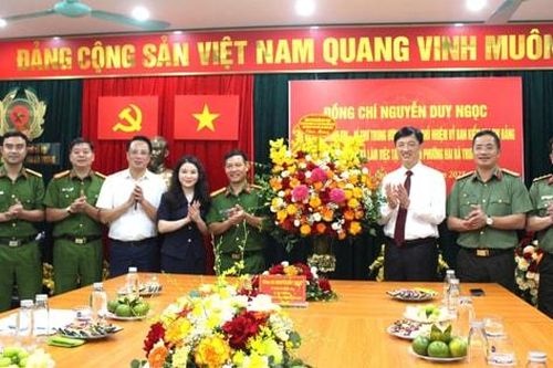 Chủ nhiệm Ủy ban Kiểm tra Trung ương Nguyễn Duy Ngọc thăm, chúc mừng Công an phường Hai Bà Trưng