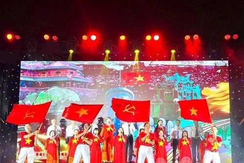 Hấp dẫn chương trình nghệ thuật 'Xuân Đỉnh niềm tin và khát vọng'