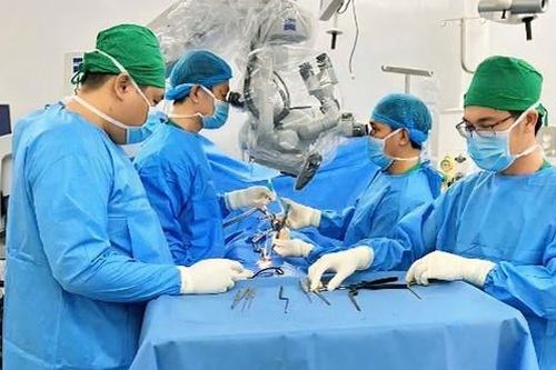 Phẫu thuật đặt ốc chân cung cố định cột sống cổ cứu nam thanh niên bị liệt tứ chi sau tai nạn